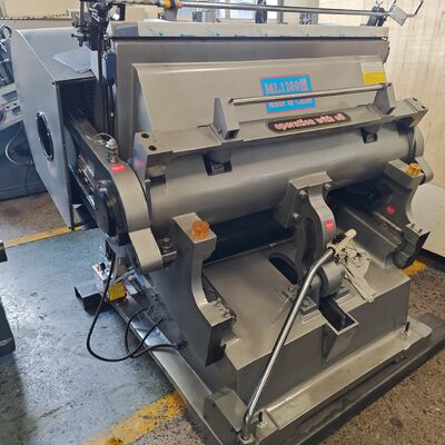 Máy cắt khuôn giấy carton thiếc đồng thiếc phương pháp cấp dầu bằng điện phù hợp cho các quy trình cắt và sản xuất chính xác