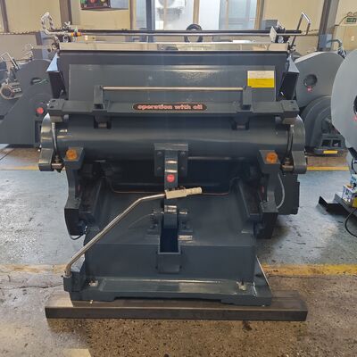 Máy Cắt Bế Thủ Công Máy Cắt Bế Thùng Carton Sóng Máy Cắt Bế Thùng Carton Có Bàn Hút Điện Ly Hợp Phanh Lý Tưởng Để Làm Thùng Carton