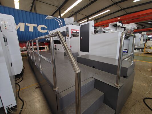 Máy cắt đứt cao độ chính xác carton gốm với Feeder Edge và Rikko Light Front Lay Detection System để điều khiển