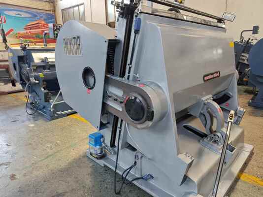 Máy cắt khuôn carton sóng ML1500 bán tự động với phanh ly hợp tấm hút điện và bốn bộ phận bảo hiểm để vận hành an toàn