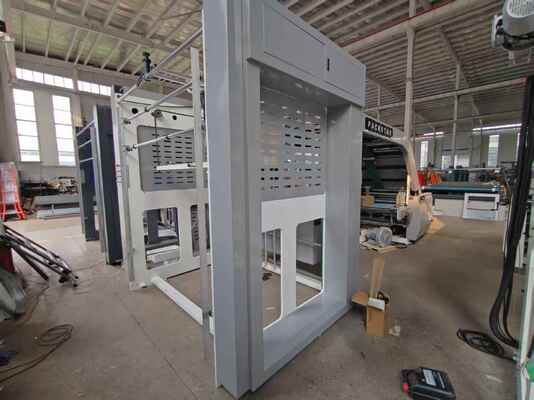 Máy bồi sóng tự động HL1600 với kích thước bồi tối đa 1600X1250mm, tốc độ 5500 tờ/giờ và điều khiển bằng chương trình PLC
